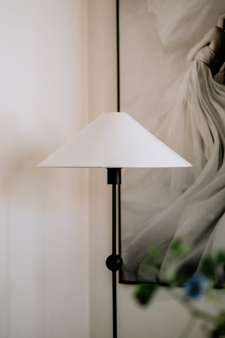 Astrid lampestativ 130 cm - Svart - Globen Lighting