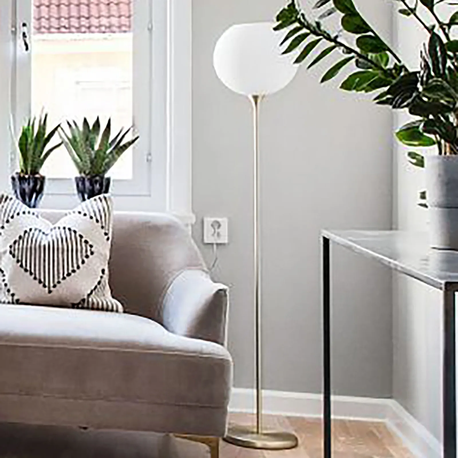 Bowl gulvlampe opalglass, Børstet messing Globen Lighting