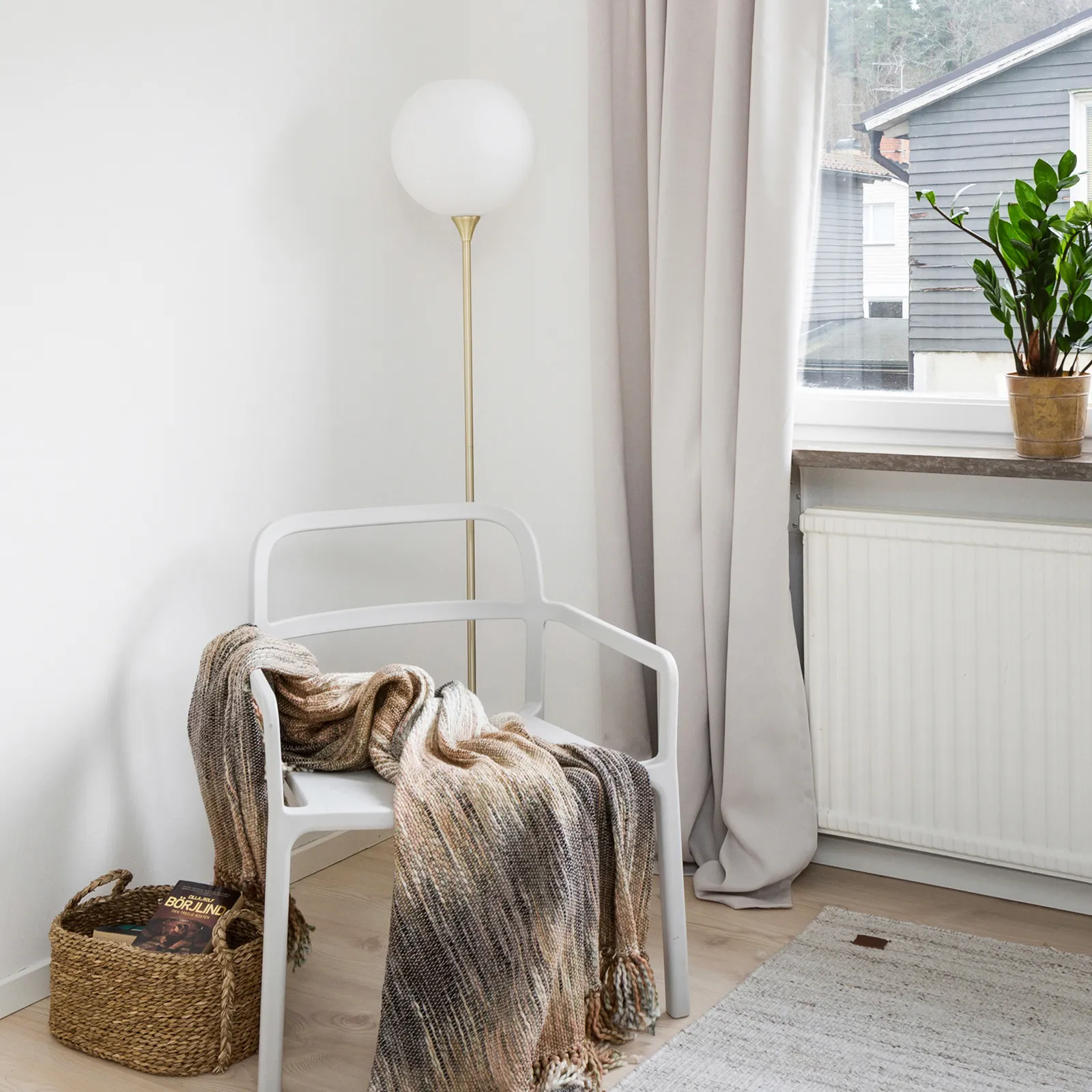 Bowl gulvlampe opalglass, Børstet messing Globen Lighting