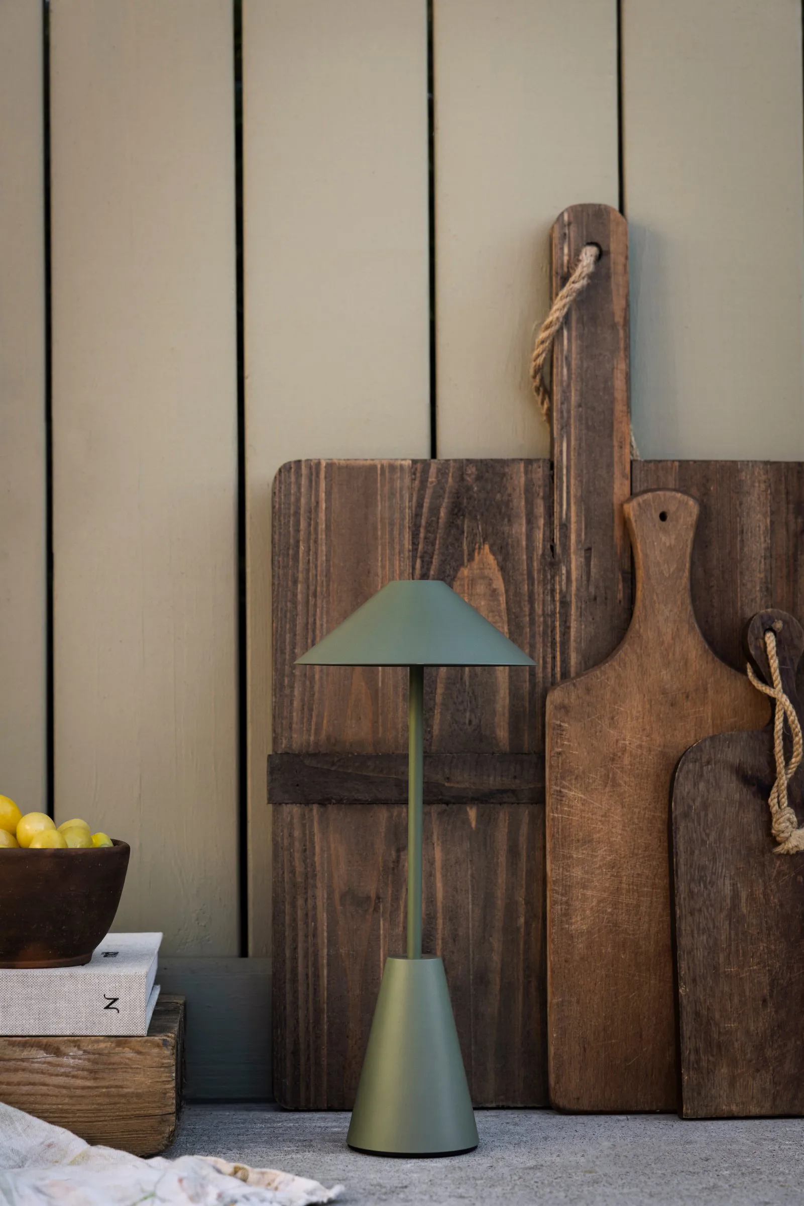 Cannes 32 portabel bordlampe, Mosegrønn Globen Lighting