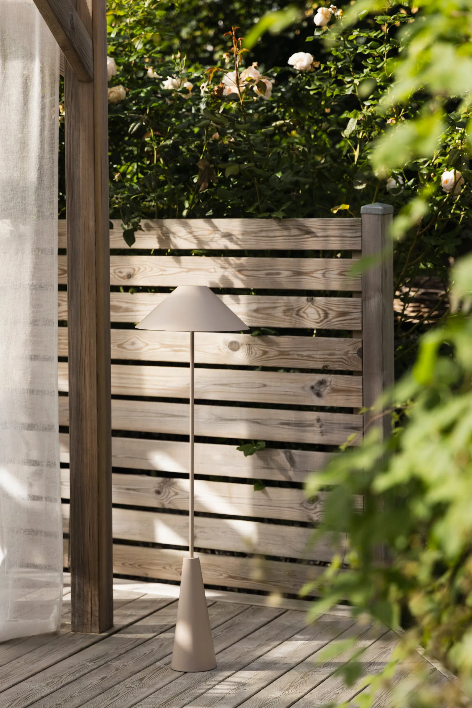 Cannes portabel gulvlampe, Mud Globen Lighting