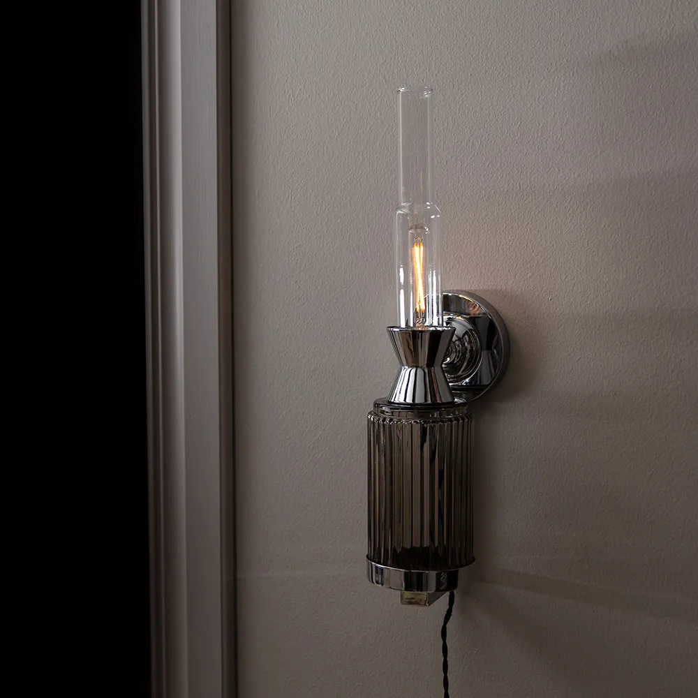 Ester vegglampe, røyk/krom Globen Lighting