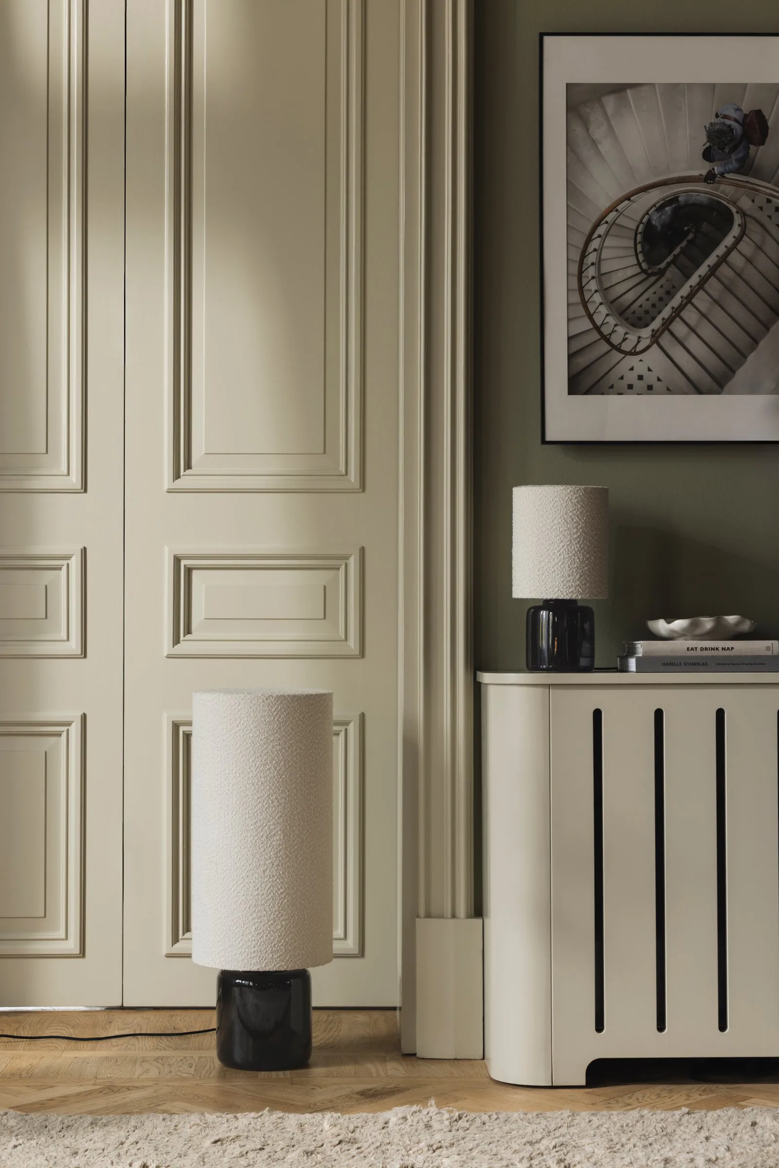 Florian gulvlampe, Hvit bouclé/svart, Ø30x80 cm Globen Lighting