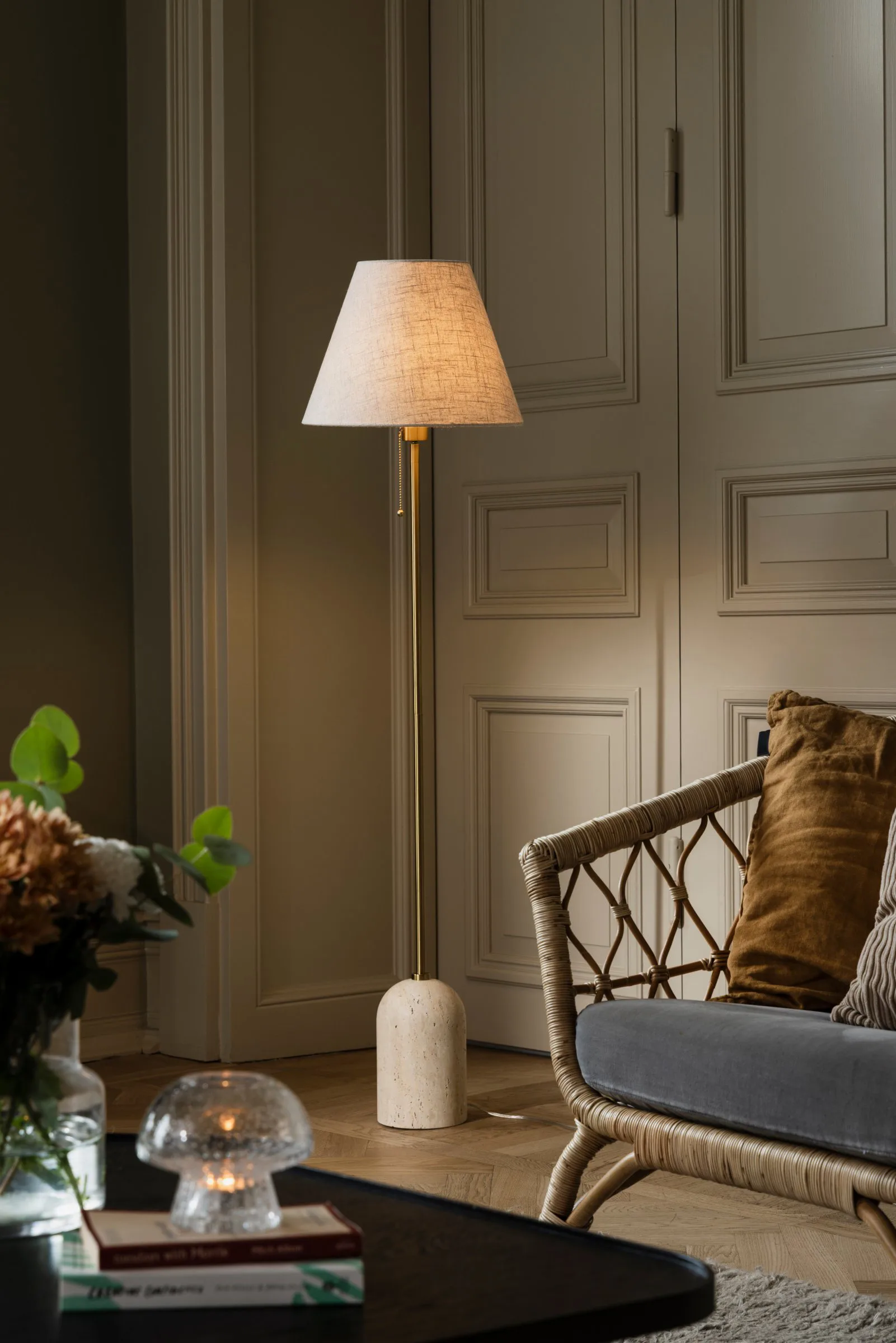 Gino gulvlampe, Beige travertin Globen Lighting