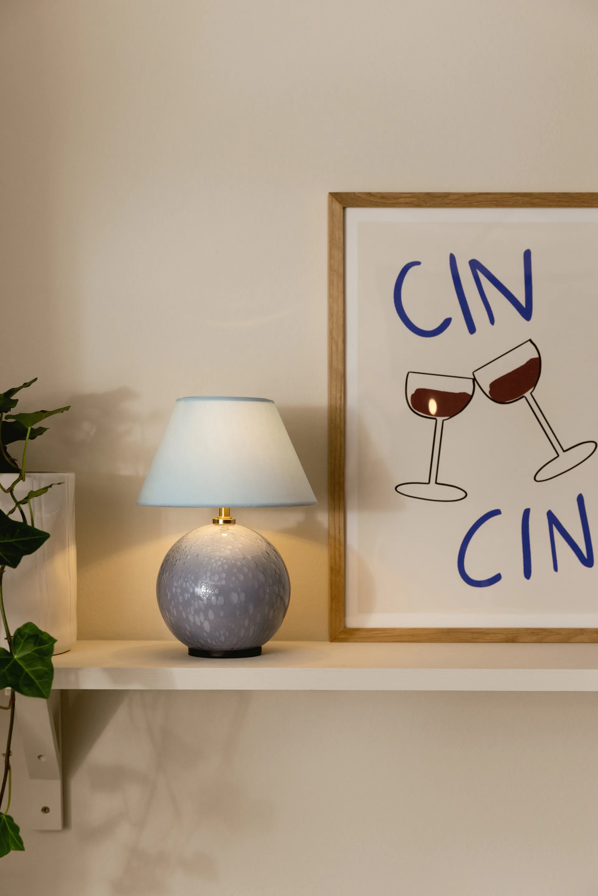 Iris 16 portabel bordlampe, Dueblå Globen Lighting