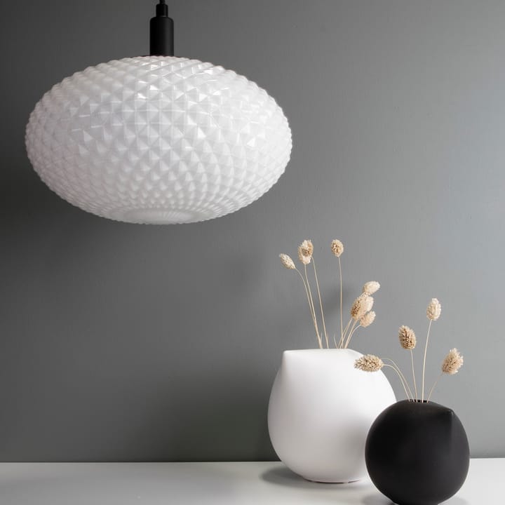 Jackson pendel Ø28 cm, Hvit-svart Globen Lighting