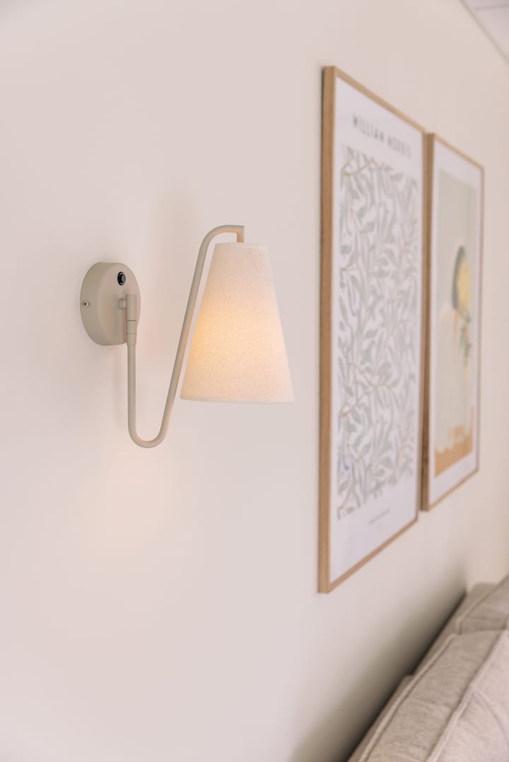 Lou vegglampe, Bouclé hvit-beige Globen Lighting