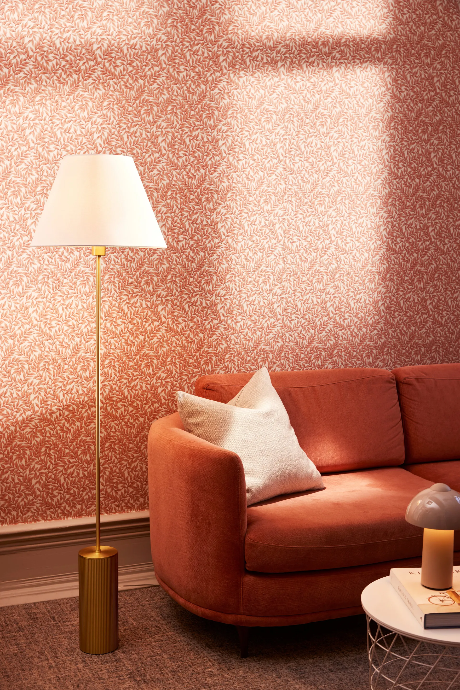 Rib lampestativ gulv, Børstet messing Globen Lighting