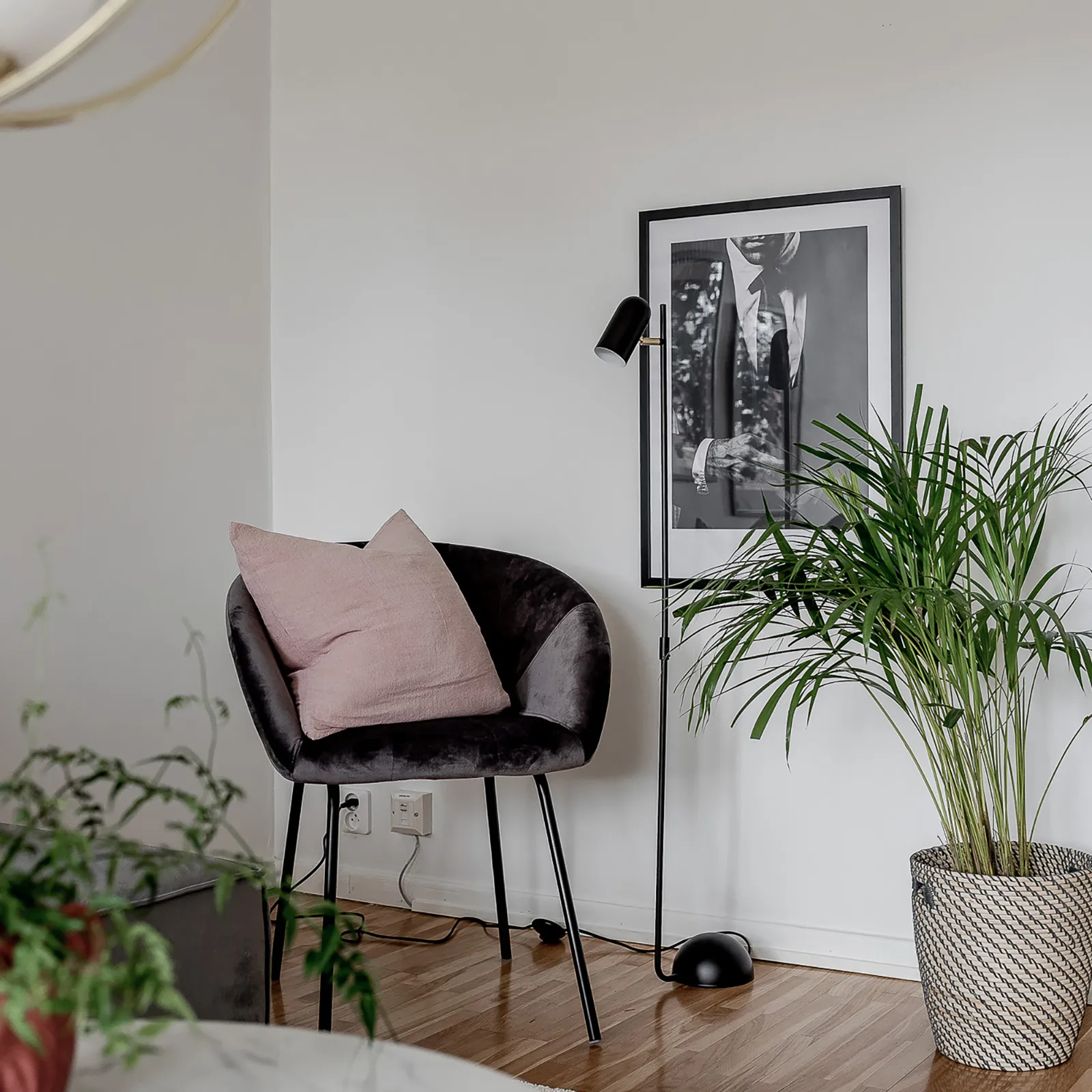 Swan gulvlampe, Svart Globen Lighting