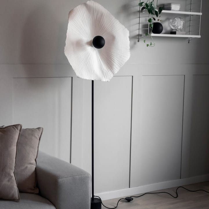 Tropez gulvlampe - Naturlig, sort stativ - Globen Lighting