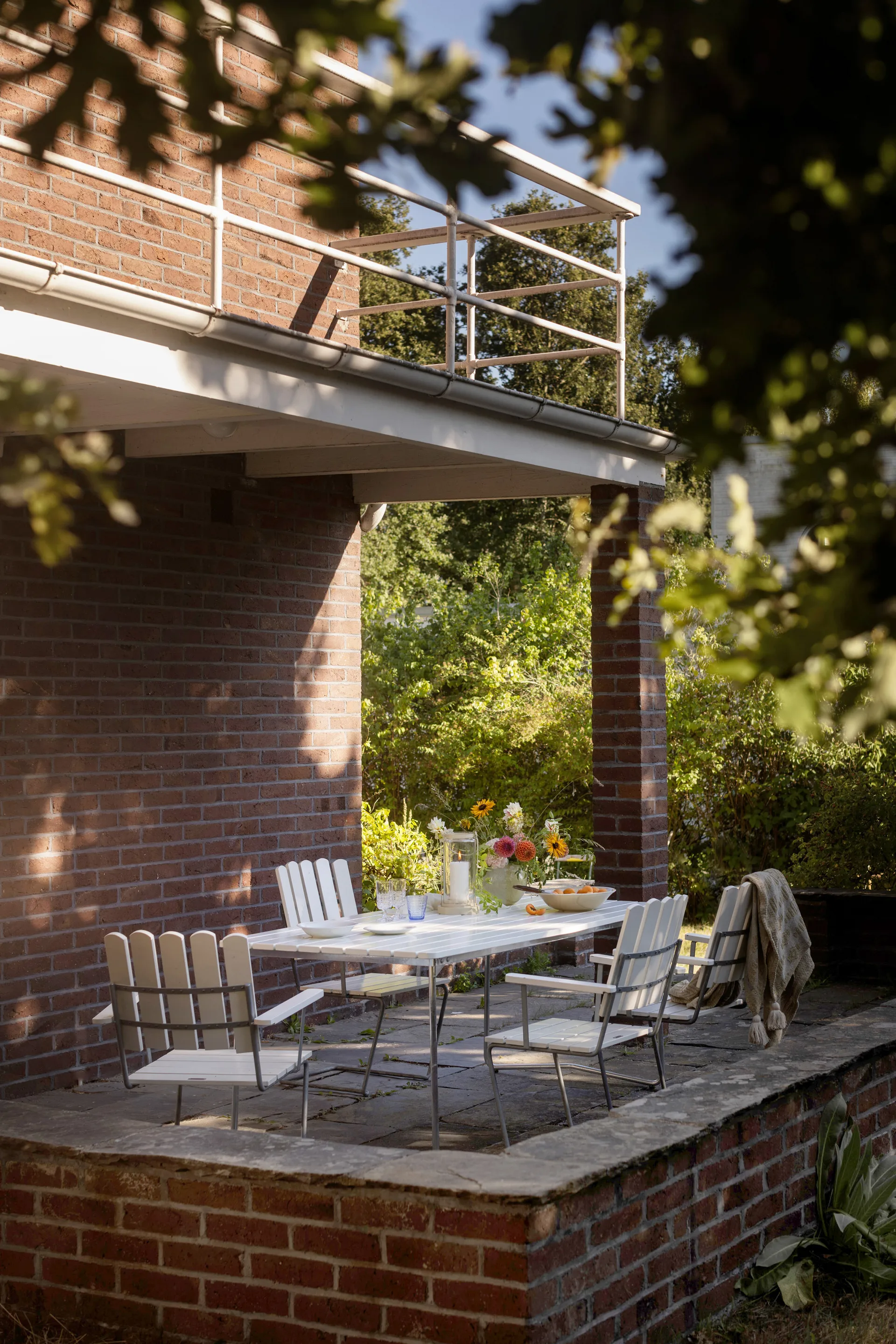 B31 spisebord, Hvit lakkert eik-varmgalvanisert Grythyttan Stålmöbler