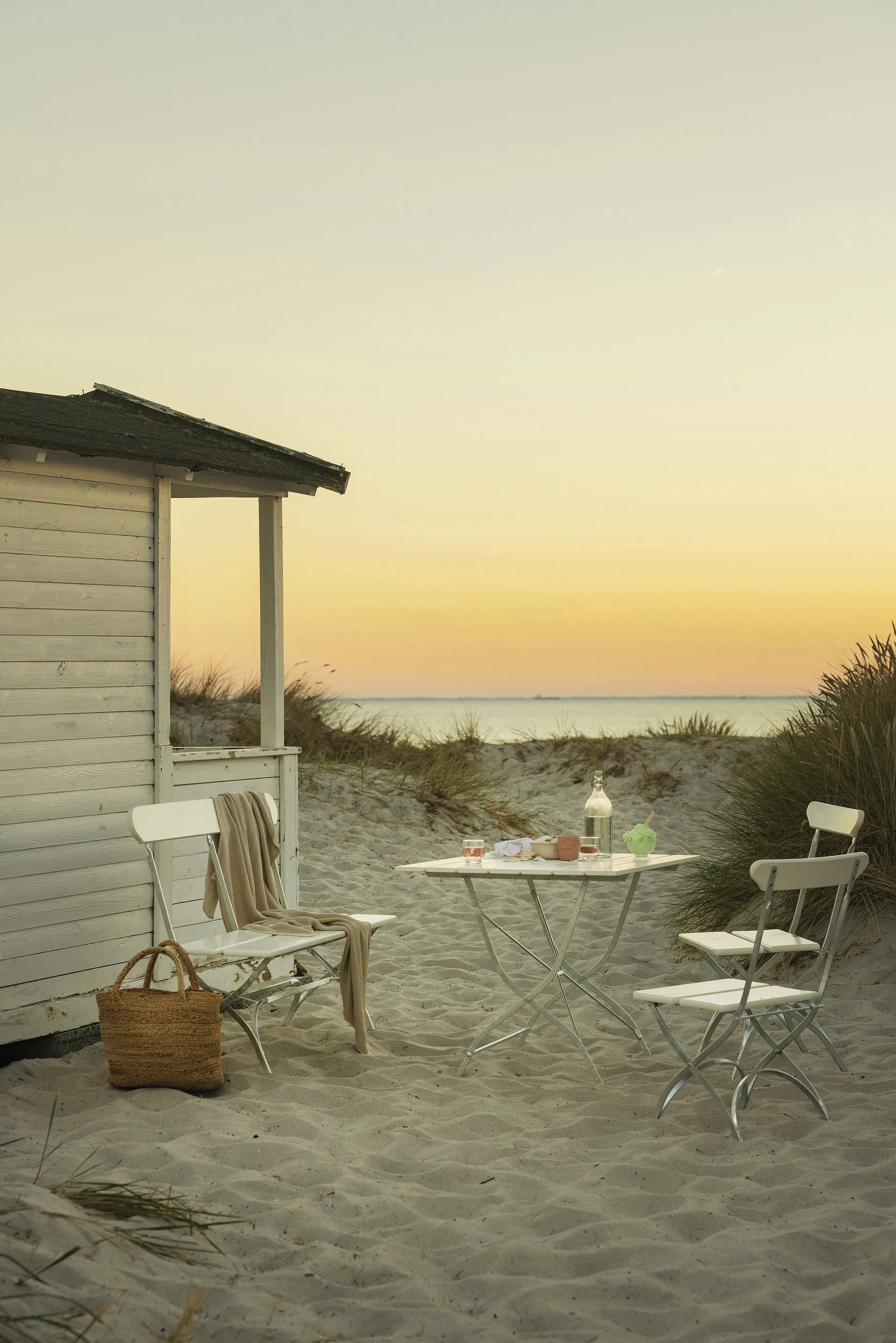 Bryggeribord, Hvit lakkert varmgalvanisert eik Grythyttan Stålmöbler