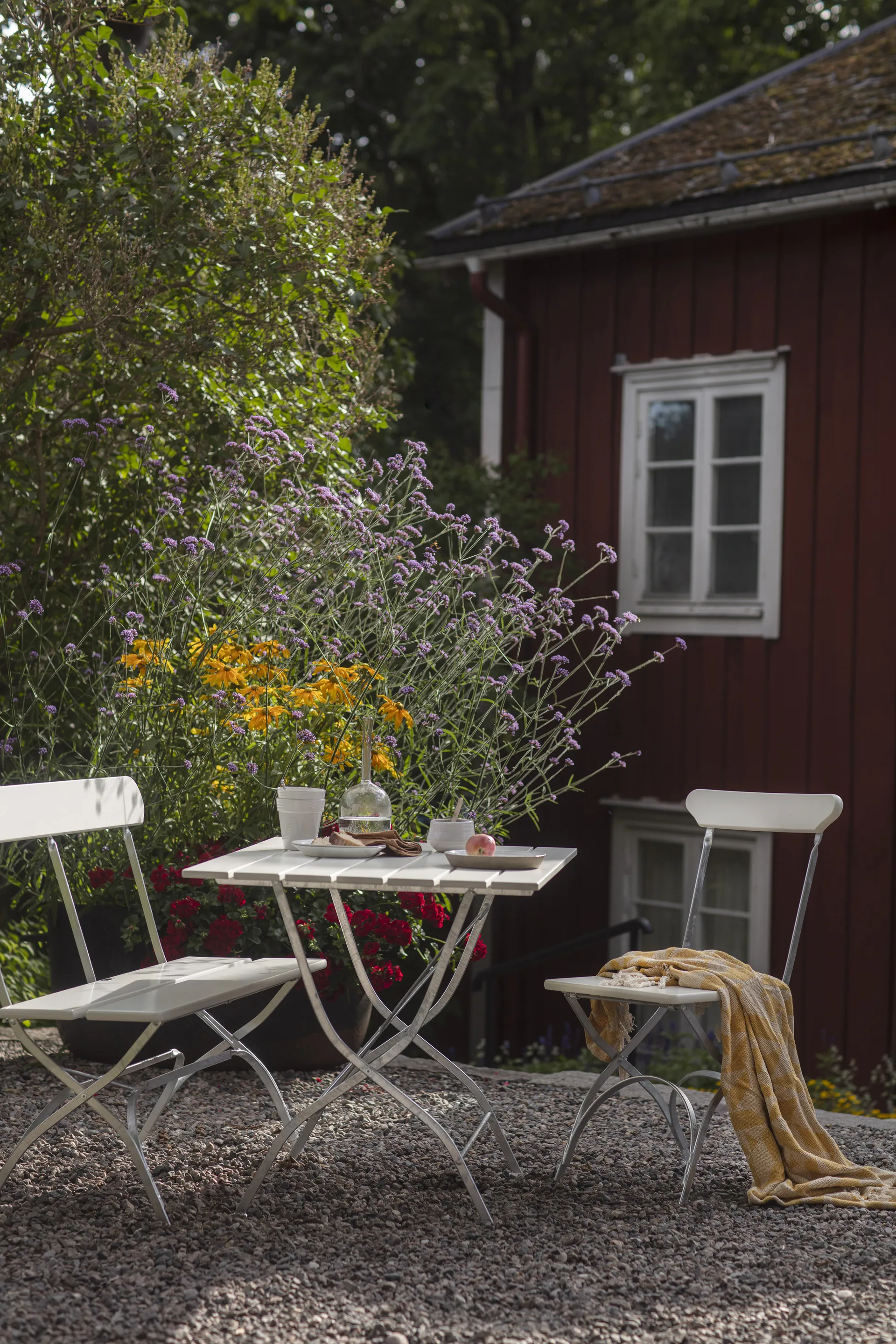 Bryggeribord, Hvit lakkert varmgalvanisert eik Grythyttan Stålmöbler