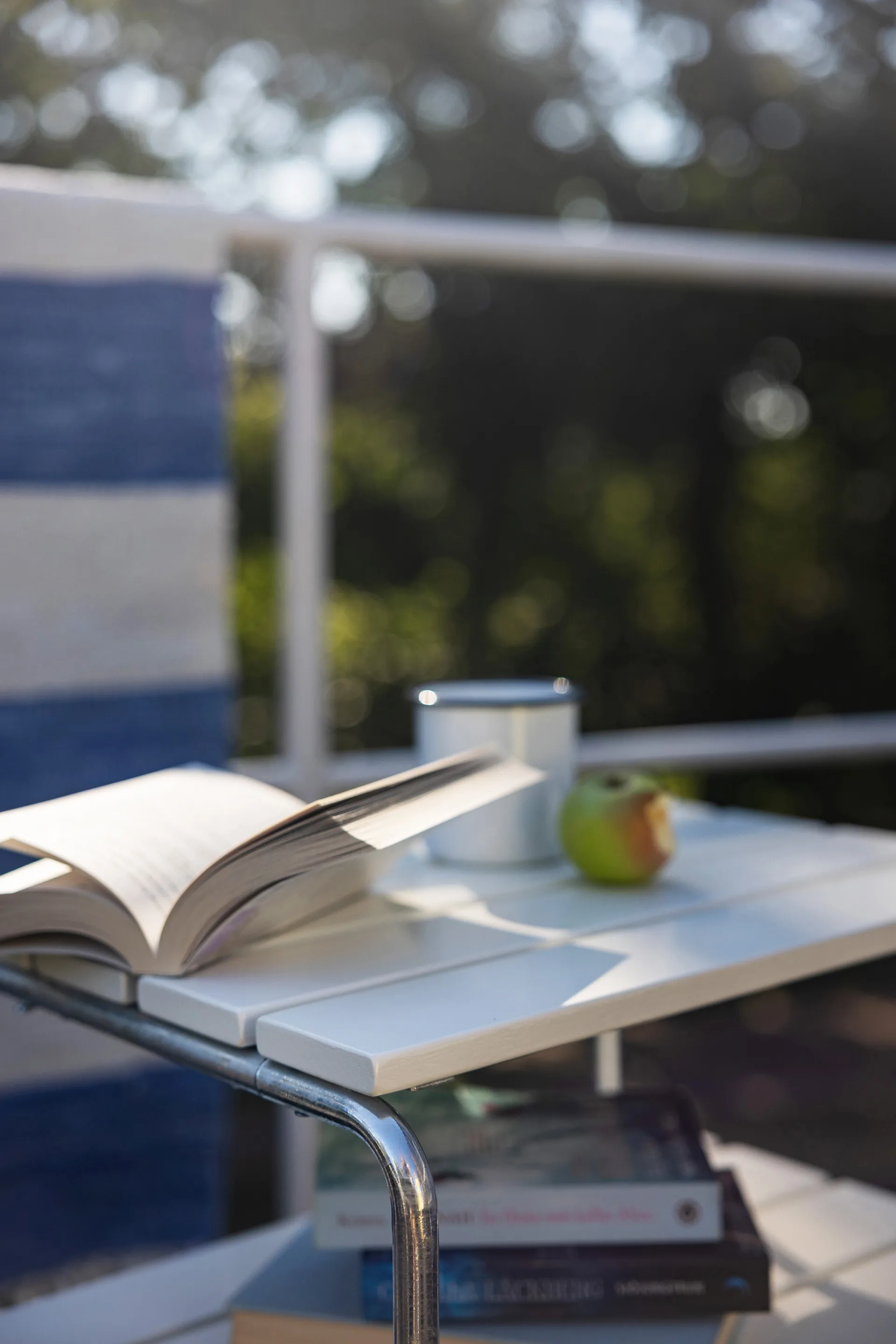 Grythyttan sidebord, Hvit lakkert varmgalvanisert stativ Grythyttan Stålmöbler