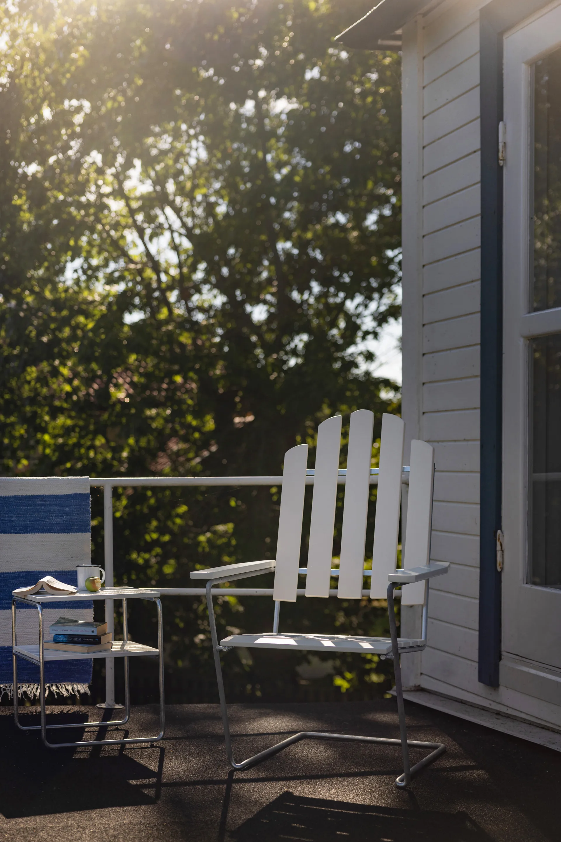 Grythyttan sidebord, Hvit lakkert varmgalvanisert stativ Grythyttan Stålmöbler