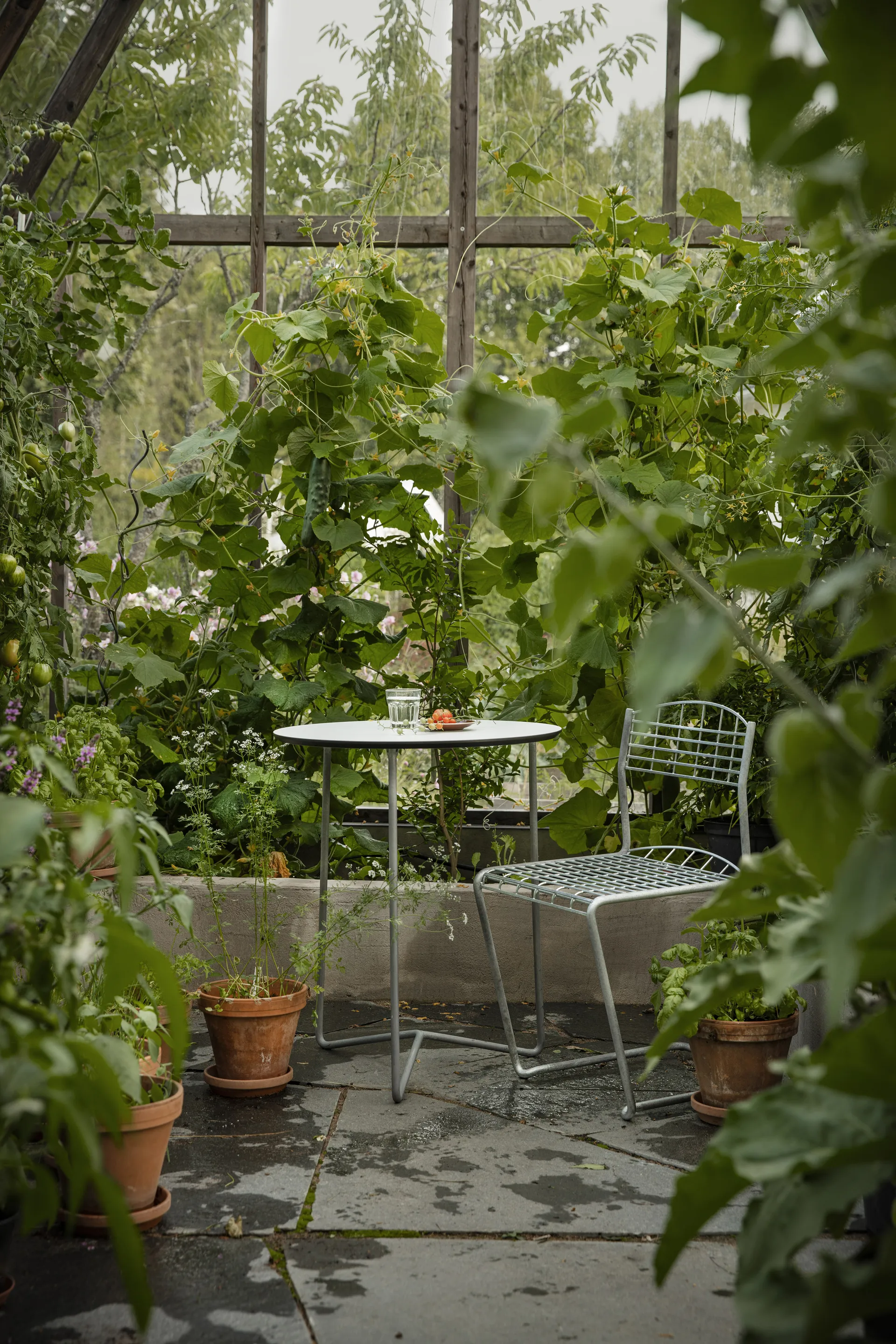 High Tech bord Ø60 cm, Hvit-varmgalvanisert stativ Grythyttan Stålmöbler