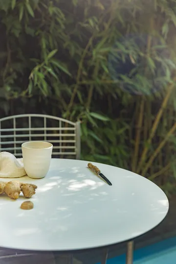 High Tech bord - Hvit-varmgalvanisert stativ, Ø60 cm - Grythyttan Stålmöbler