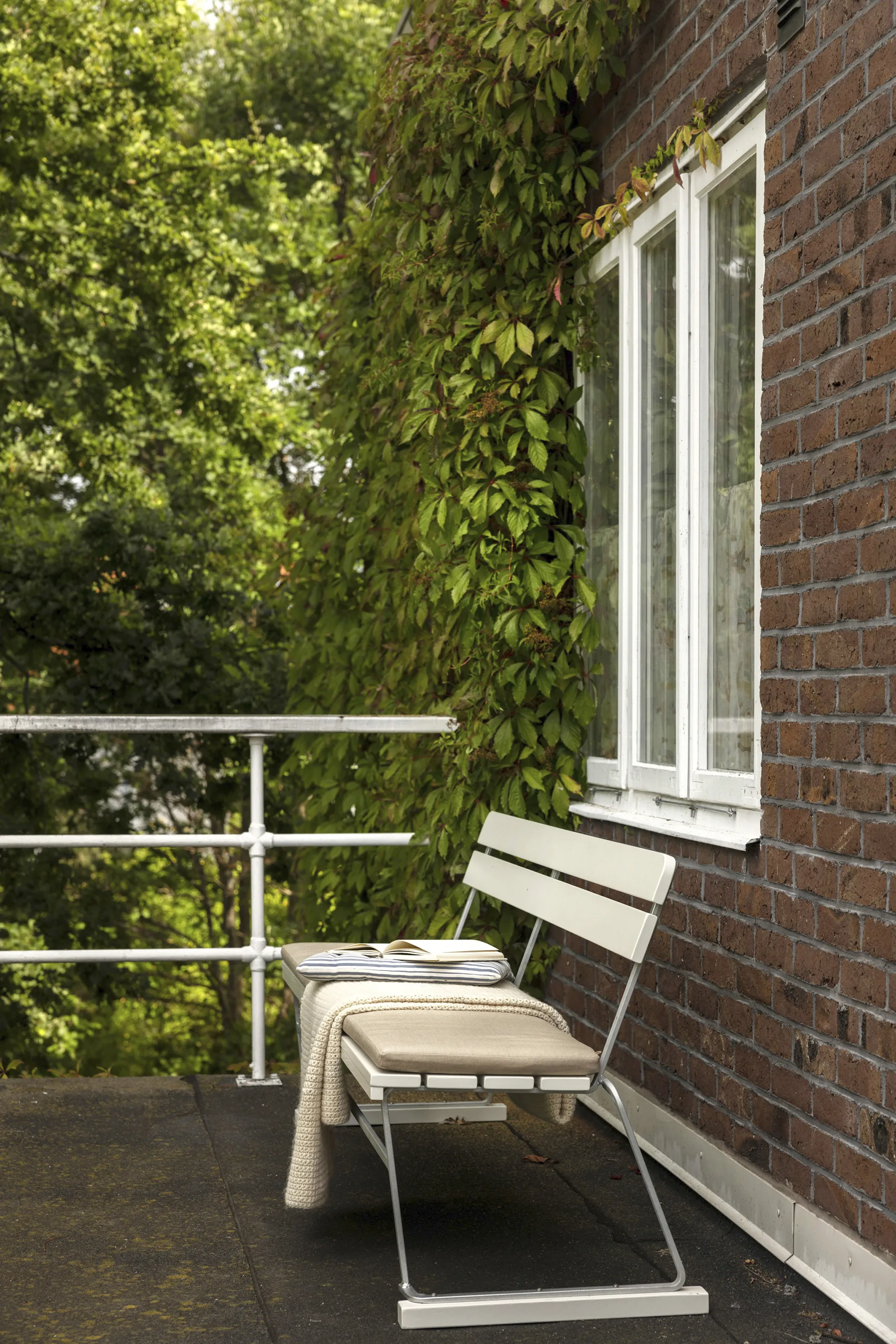 Sofa 5, Hvit lakkert varmgalvanisert stativ Grythyttan Stålmöbler