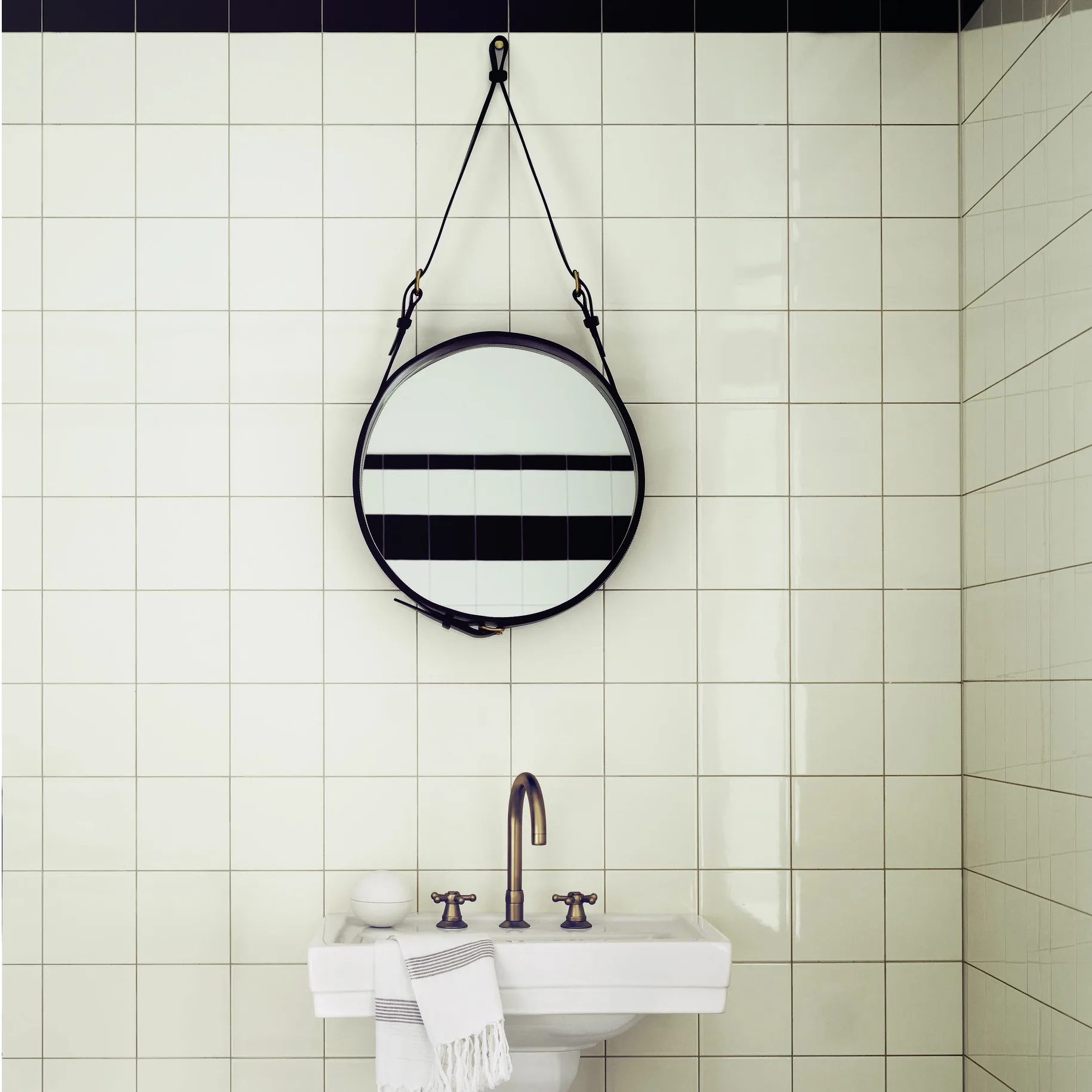 Adnet Circulaire speil S, sort GUBI