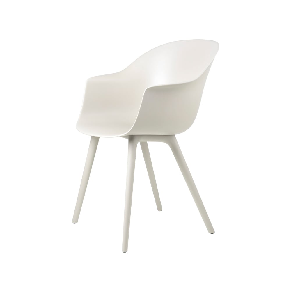 GUBI Bat Plastic stol alabaster white