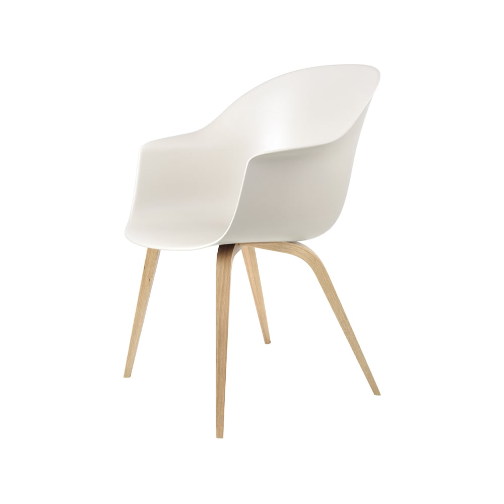 GUBI Bat stol Alabaster white, mattlakkert eikestativ