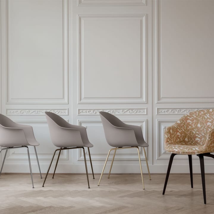 Bat stol, Alabaster white, messingstativ GUBI