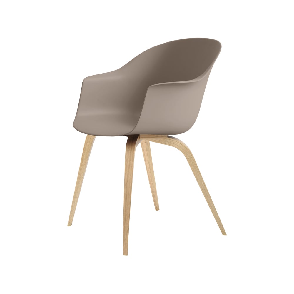 GUBI Bat stol New beige, mattlakkert eikstativ