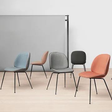 Beetle dining chair fully upholstered conic base - tekstil velluto cotone 970 mørkeblå, sort stålstativ - GUBI