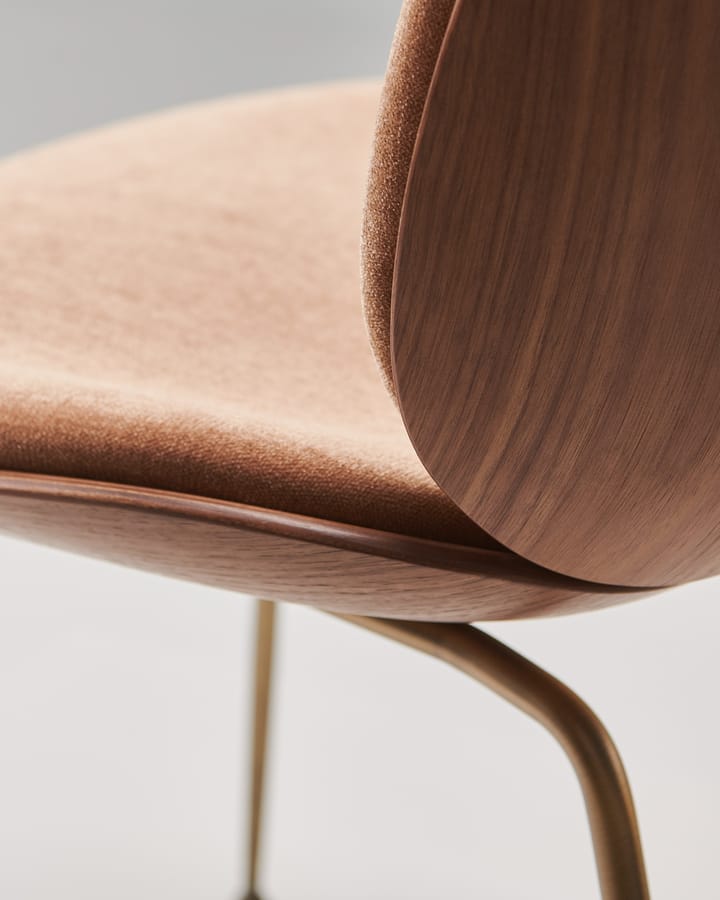 Beetle forsidekledd stol valnøtt, Antikk messing-Belsuede 132 GUBI