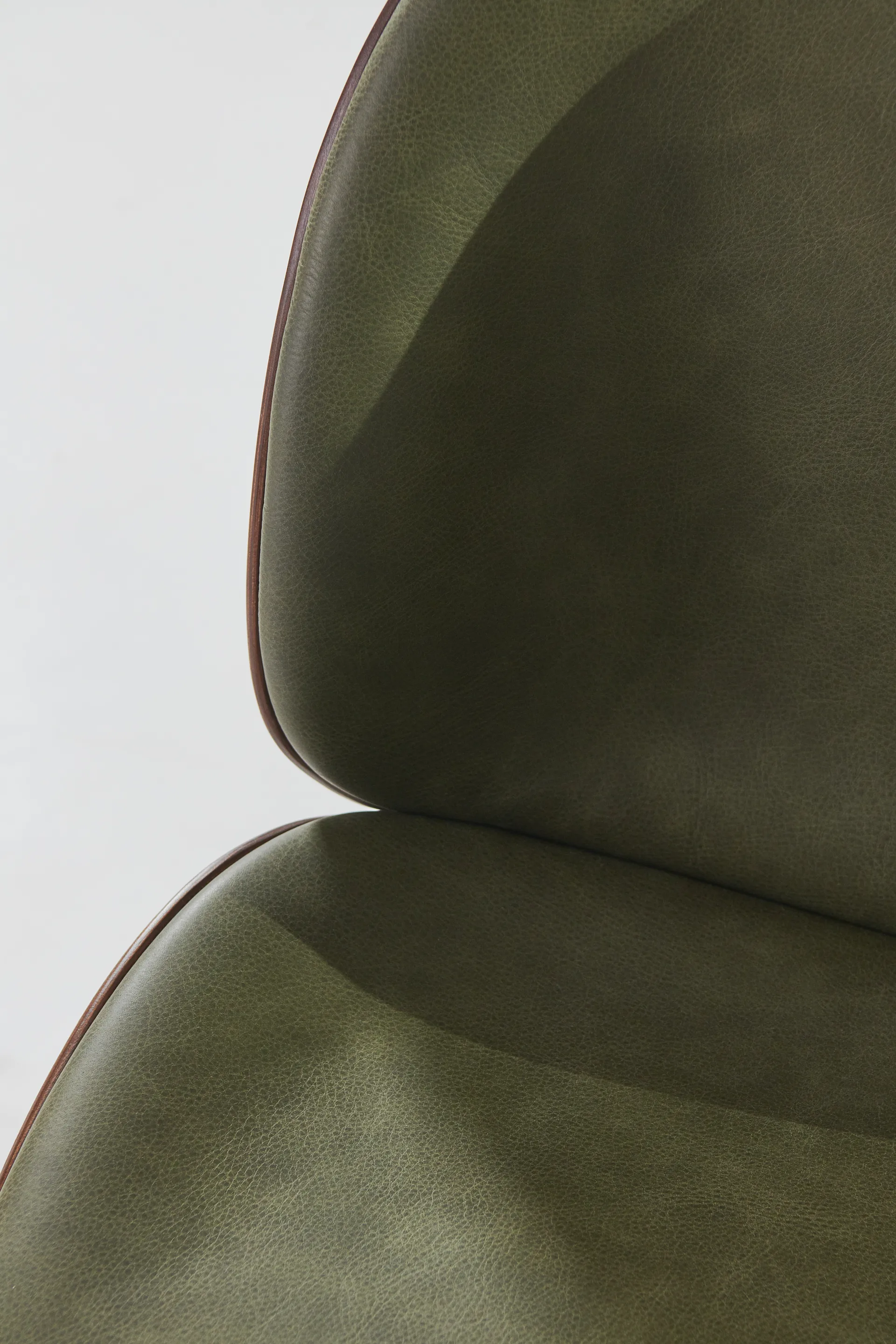 Beetle forsidekledd stol valnøtt, Antikk messing-Leather Army GUBI