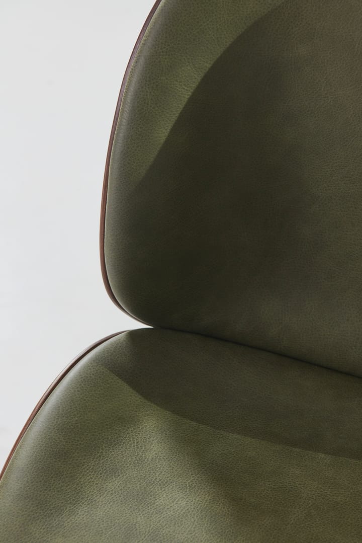 Beetle forsidekledd stol valnøtt, Antikk messing-Leather Army GUBI