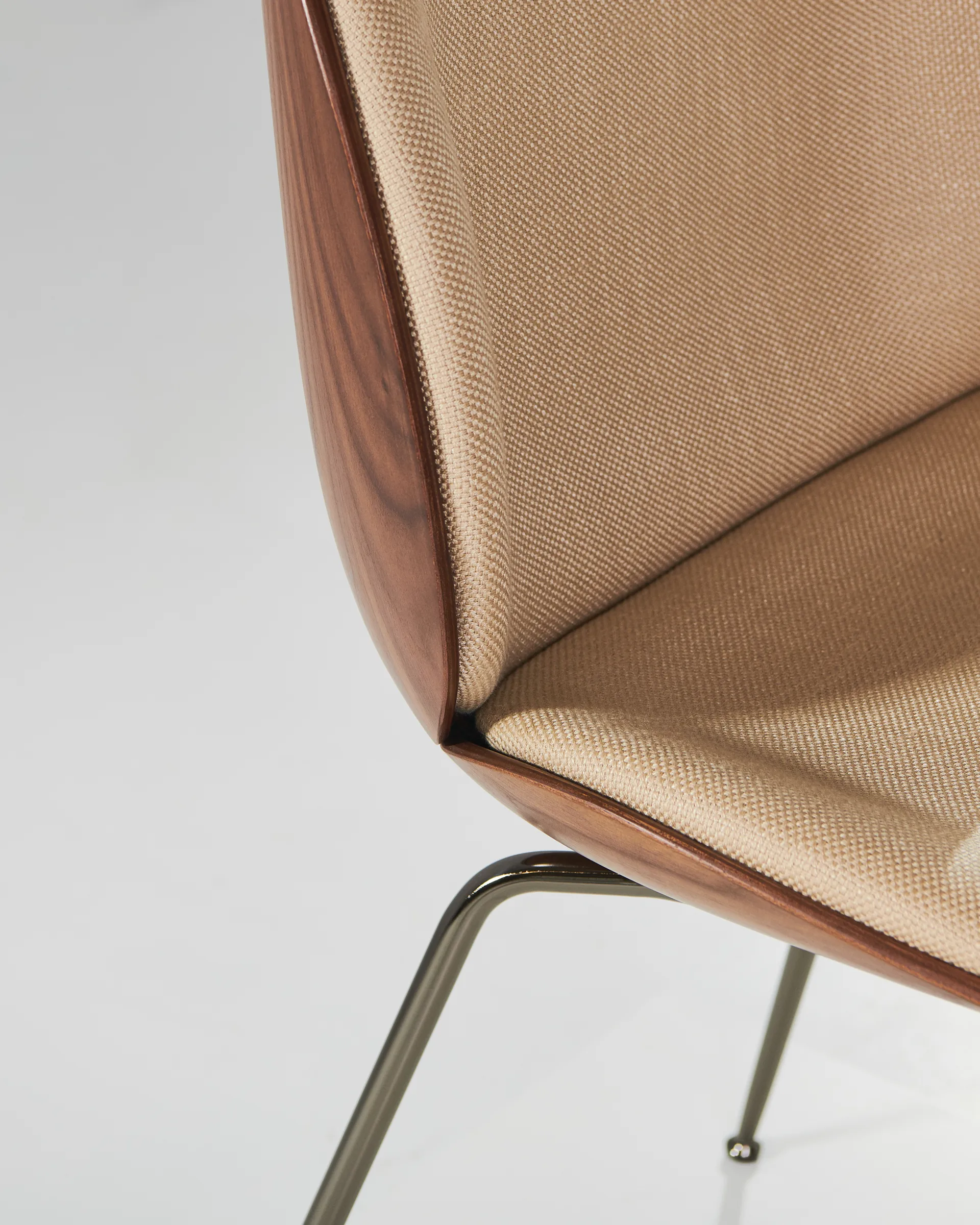 Beetle forsidekledd stol valnøtt, Svartkrommet-Flair 134 GUBI