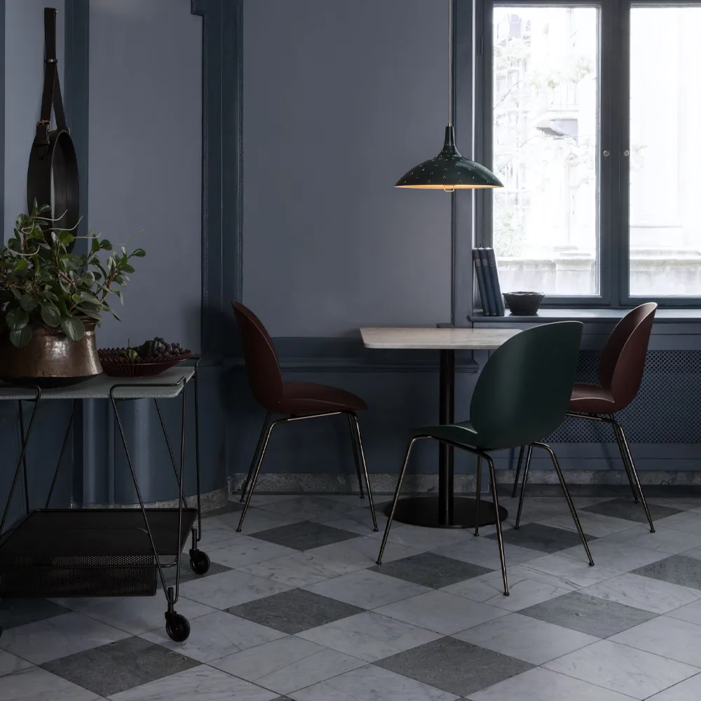 Beetle stol, Alabaster white, mattlakkert eikestativ GUBI