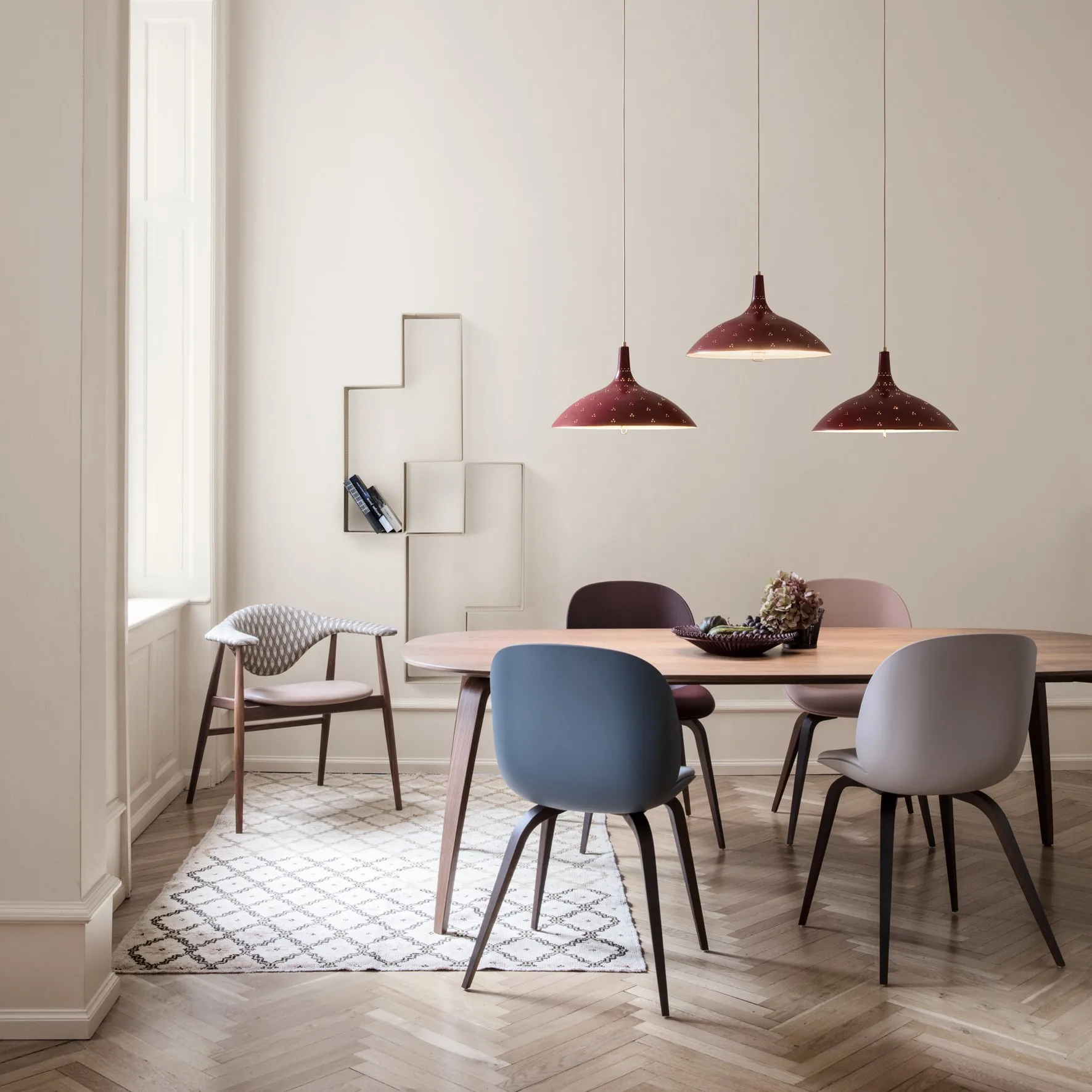 Beetle stol plast svarta trebein, sweet pink GUBI