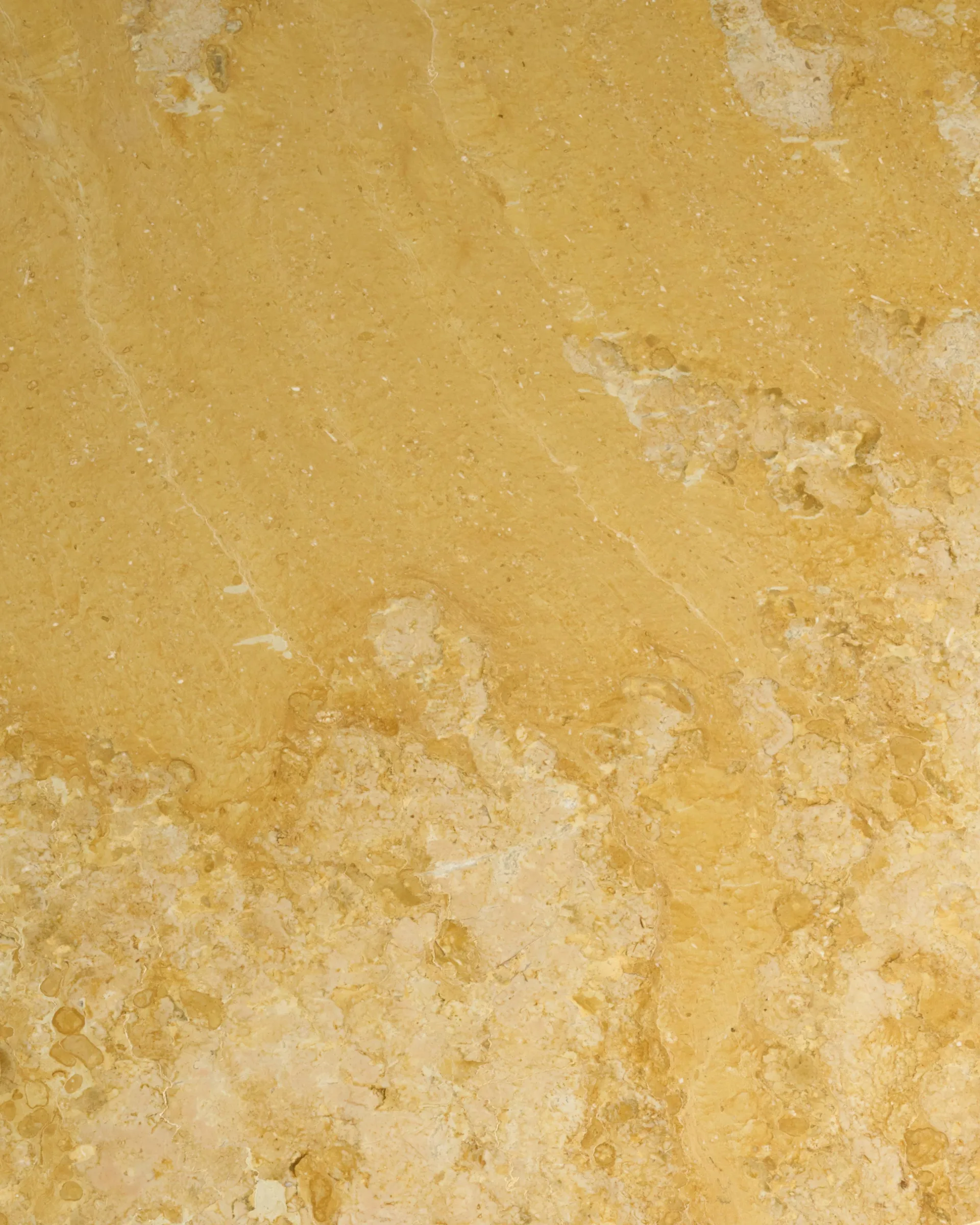 Doric sofabord, Honey Amber marmor, 80x80 cm GUBI Doric sofabord, Honey Amber marmor, 80x80 cm GUBI