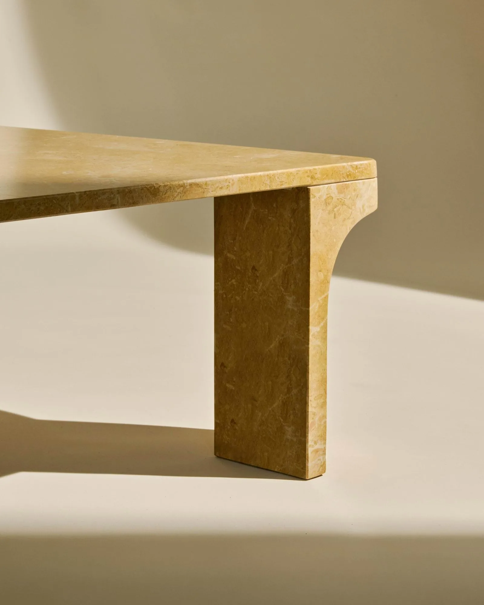 Doric sofabord, Honey Amber marmor, 80x80 cm GUBI Doric sofabord, Honey Amber marmor, 80x80 cm GUBI