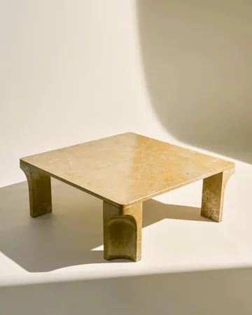 Doric sofabord - Honey Amber marmor, 80x80 cm - GUBI