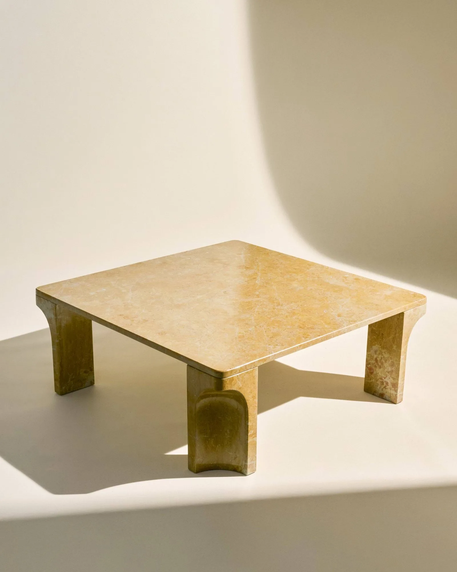 Doric sofabord, Honey Amber marmor, 80x80 cm GUBI Doric sofabord, Honey Amber marmor, 80x80 cm GUBI