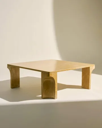 Doric sofabord - Honey Amber marmor, 80x80 cm - GUBI