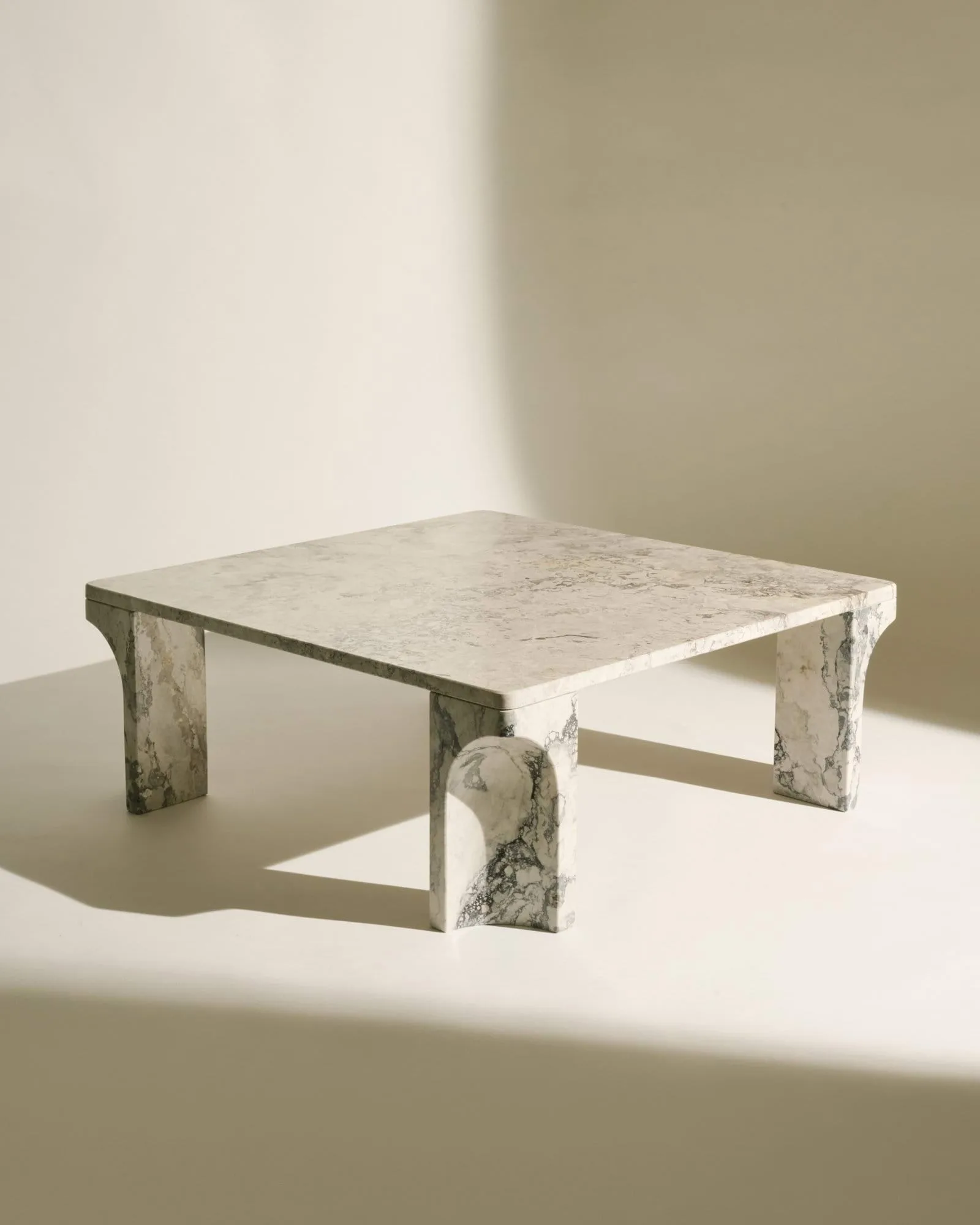 Doric sofabord, Stormy Gray marmor, 80x80 cm GUBI Doric sofabord, Stormy Gray marmor, 80x80 cm GUBI