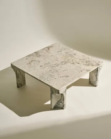 Doric sofabord - Stormy Gray marmor, 80x80 cm - GUBI