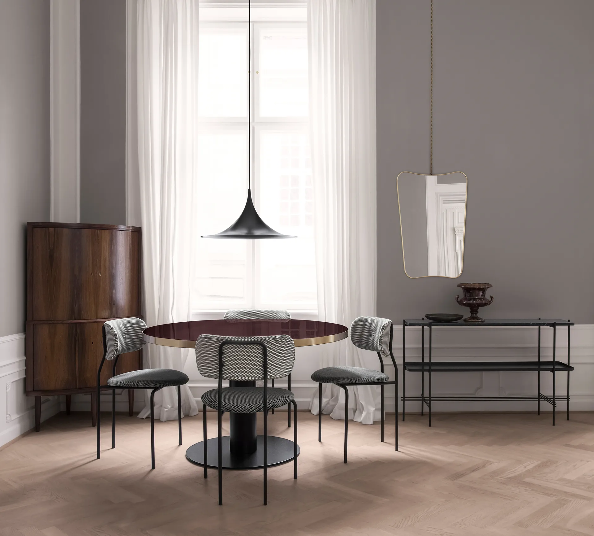 F.A.33 Rectangulaire speil, messing GUBI