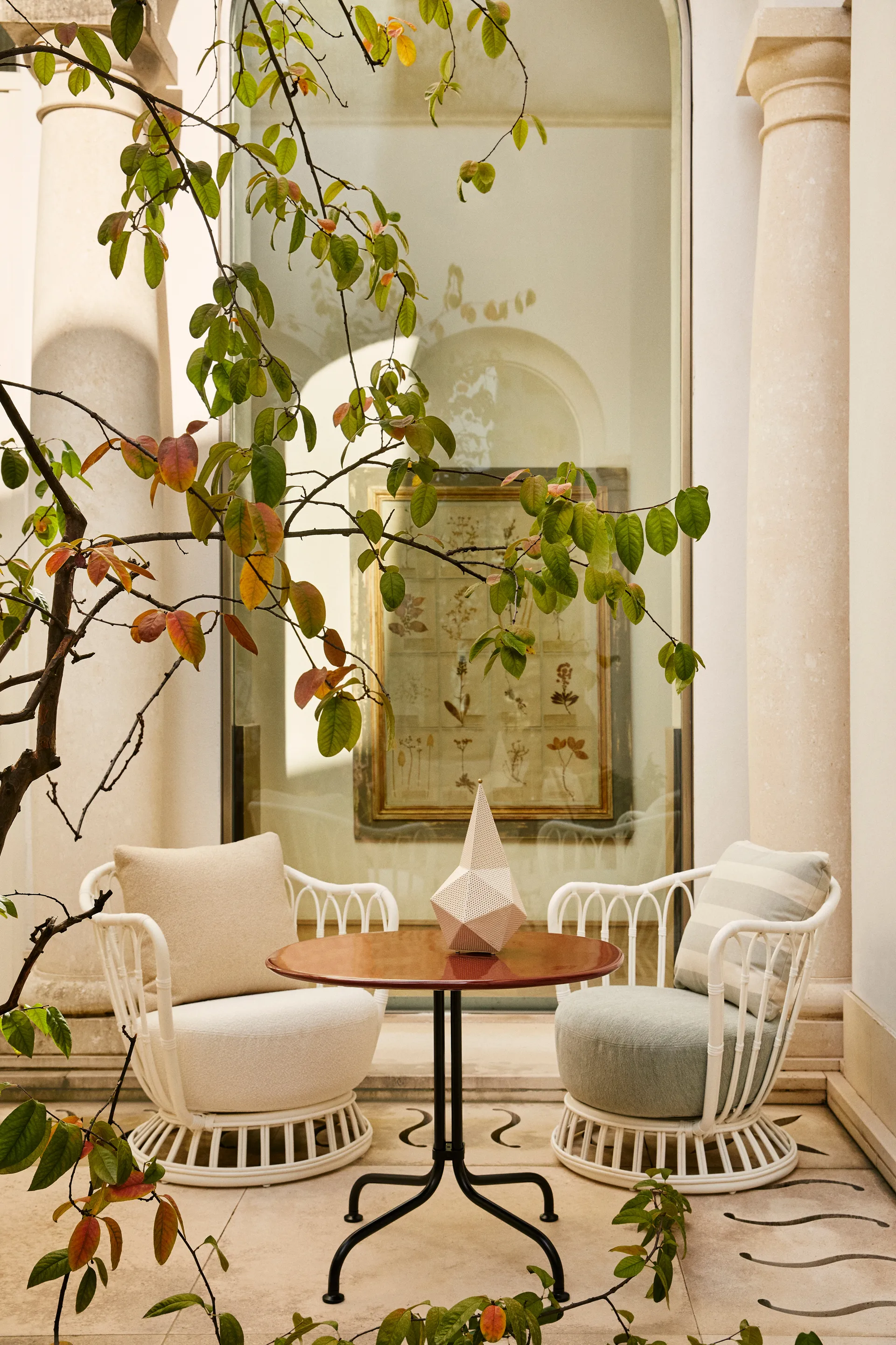 Grace Outdoor lenestol, Leslie Limonta 006-020-alabaster white GUBI