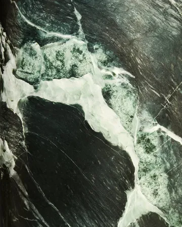 Grahvity L bordlampe - Emerald marble-white - GUBI