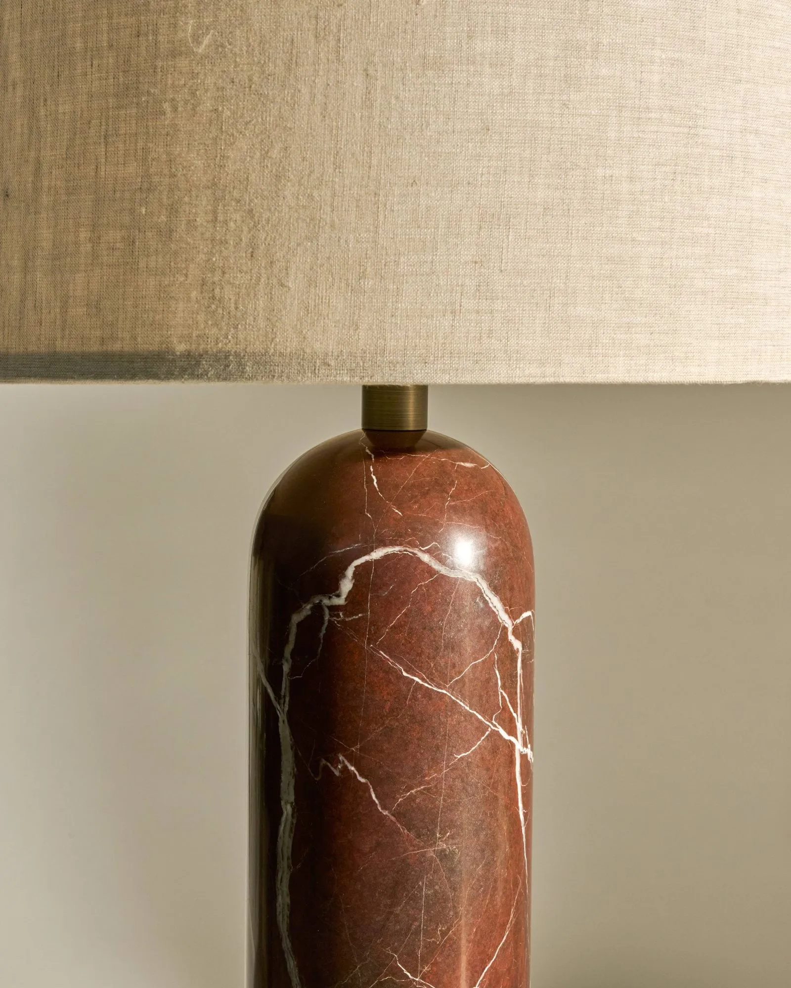 Grahvity L bordlampe, Maroon marble-canvas GUBI