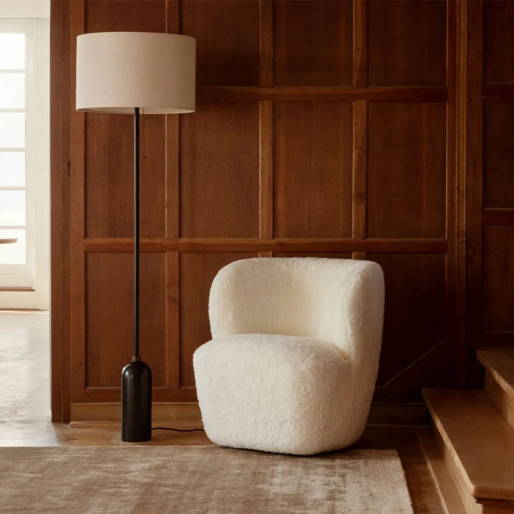 Gravity gulvlampe , grå marmor/hvit GUBI