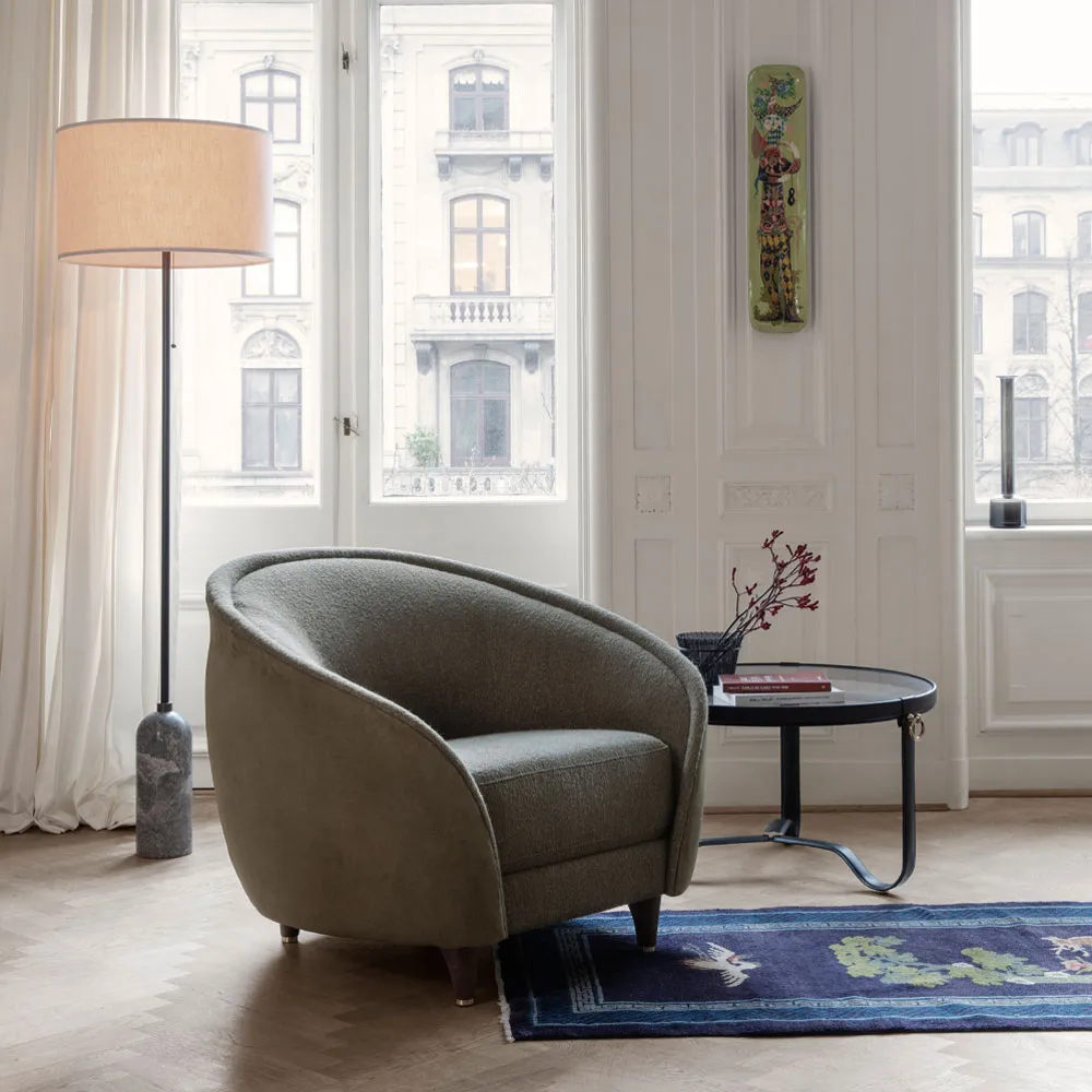 Gravity gulvlampe , grå marmor/hvit GUBI