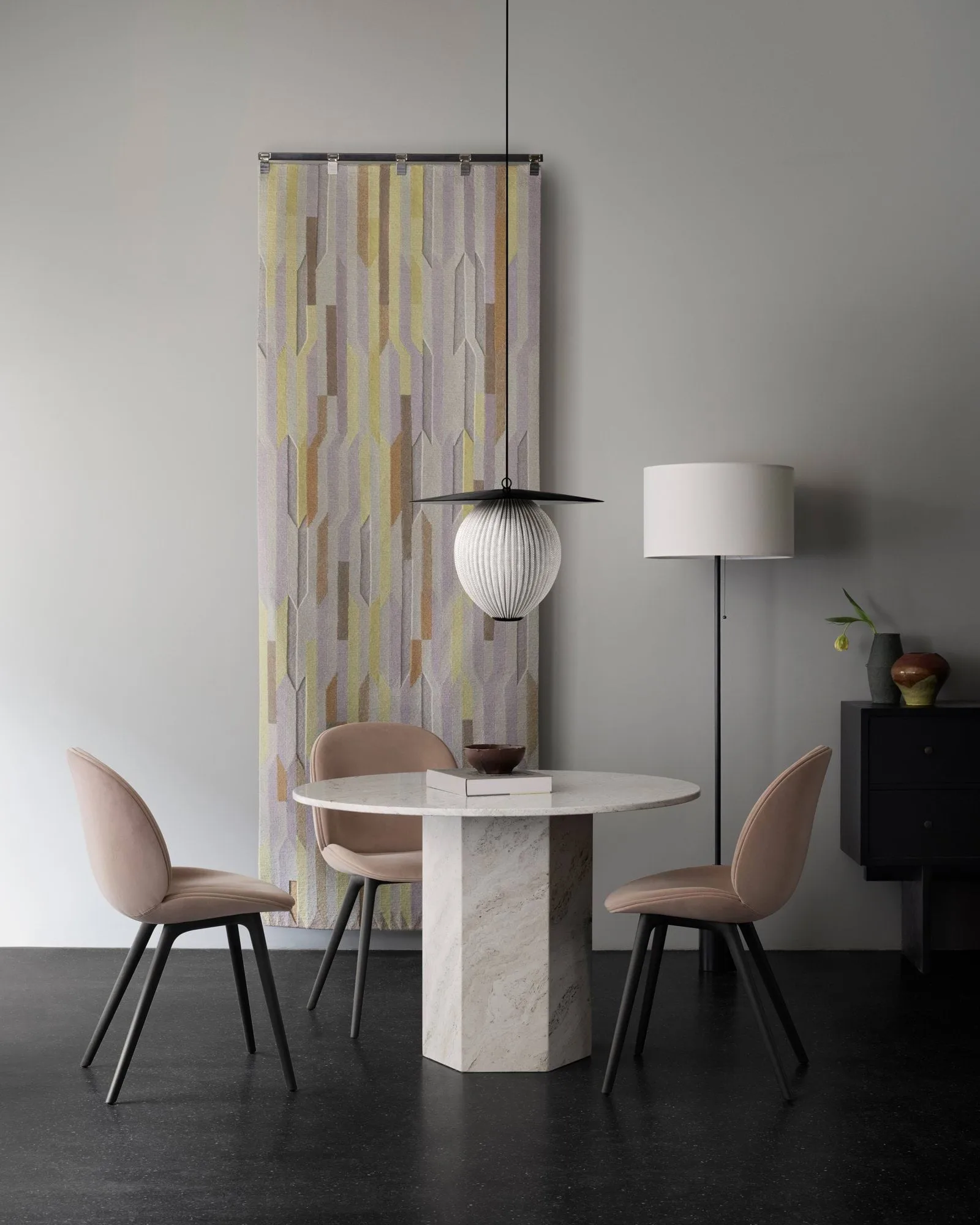 Gravity gulvlampe , Maroon marble-canvas GUBI