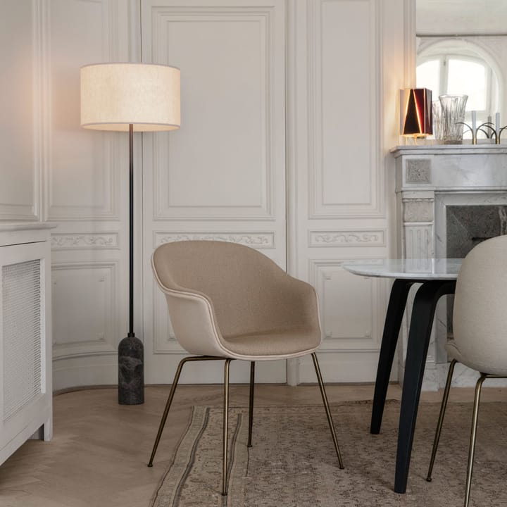 Gravity gulvlampe , sort marmor/hvit GUBI