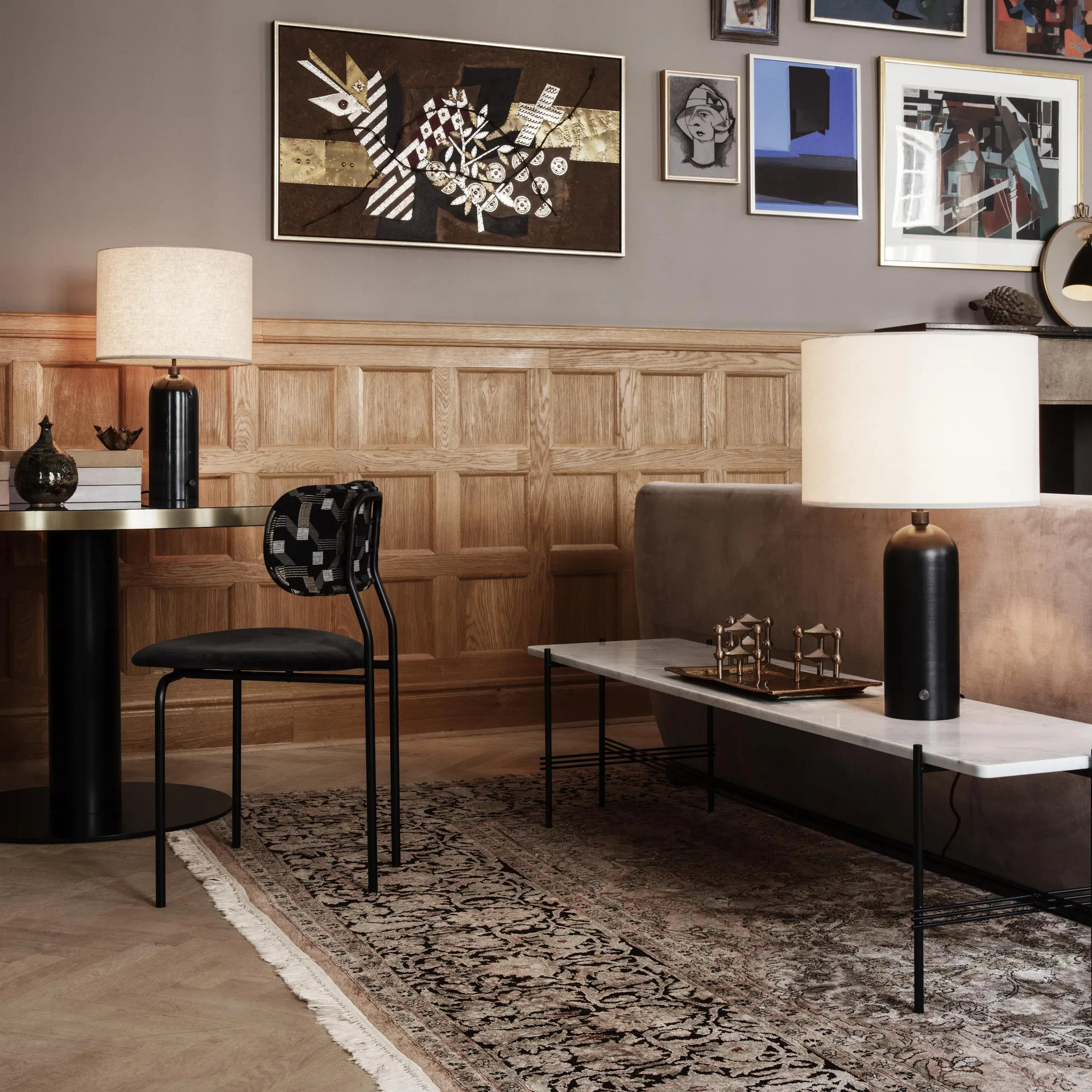 Gravity S bordlampe, blackend steel + hvit skjerm GUBI